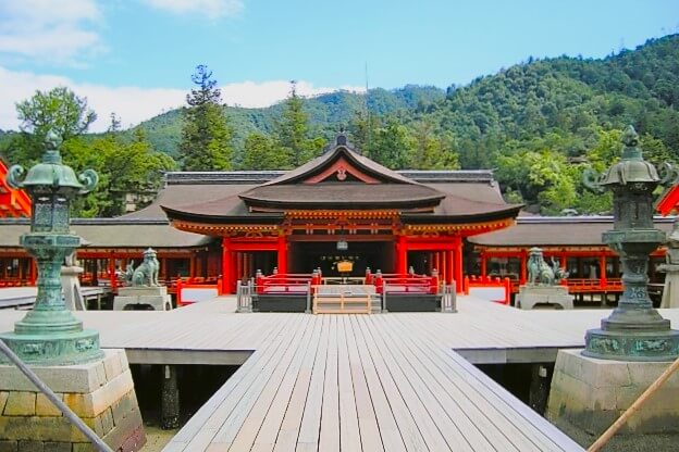 海上に建つ厳島神社の本殿