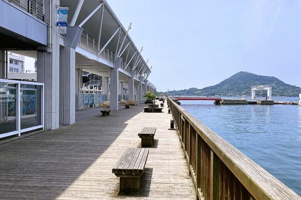 松山観光港のオープンデッキ