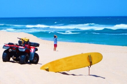 ハワイの風景、砂浜とサーフボードとバギーカー