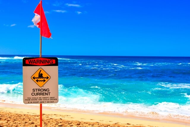ハワイの風景、潮流が強いことを警告するサイン