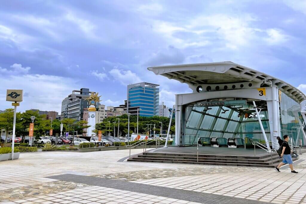 台北MRT　松山機場駅出入口